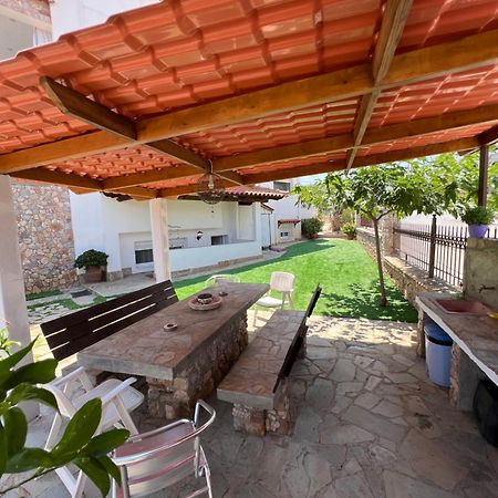 Apartment In Salamina With Garden & Sea View Selinia Exterior photo