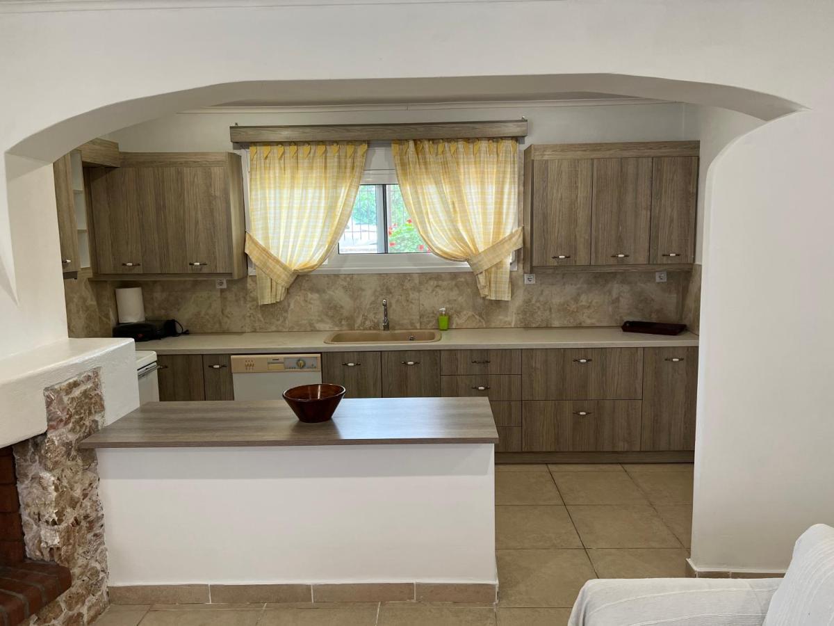Apartment In Salamina With Garden & Sea View Selinia Exterior photo
